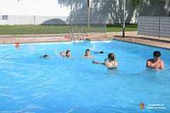 ninos-aprendiendo-a-nadar