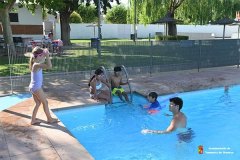 ninos-en-la-piscina-municipal