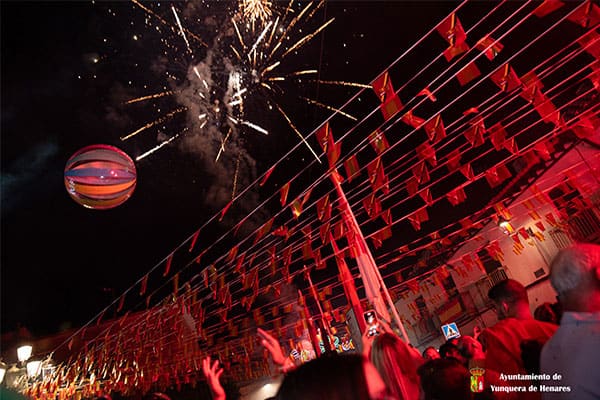 El Chupinazo de la Peña El Tropezón, da inicio a los días grandes de las fiestas de Yunquera