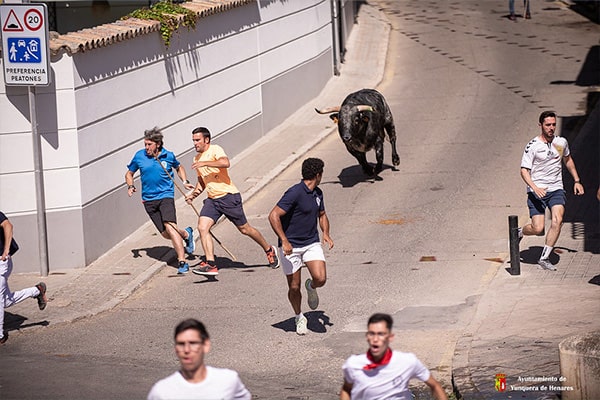 Multitudinario primer encierro por las calles en Yunquera
