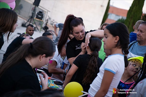 Pintacaras y juegos en la plaza Miguel de Cervantes
