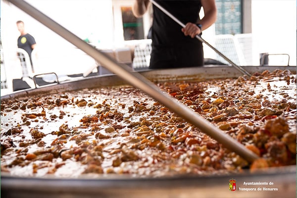 Se repaten más de 1200 raciones de paella en la comida popular