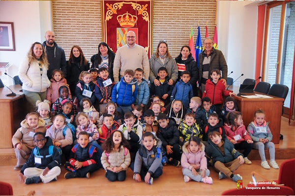 Cerca de 50 niños de 3º de Infantil del CEIP Virgen de la Granja de Yunquera de Henares realizó una visita al Ayuntamiento del municipio, donde fueron recibidos por el alcalde, Lucas Castillo, junto a varios miembros de la corporación municipal.
