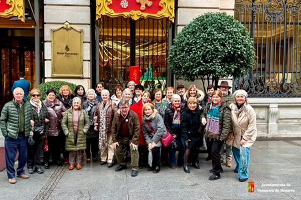 un grupo de vecinos y vecinas de Yunquera de Henares disfrutó de una completa jornada cultural y navideña en Madrid