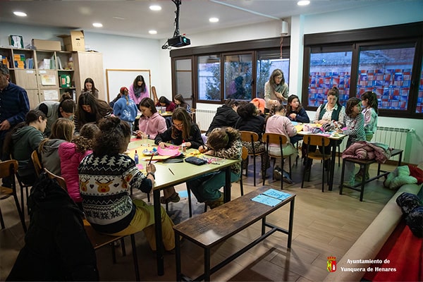 Los salones parroquiales acogieron ayer el Taller de Felicitaciones Navideñas, organizado por la Parroquia de Yunquera de Henares.