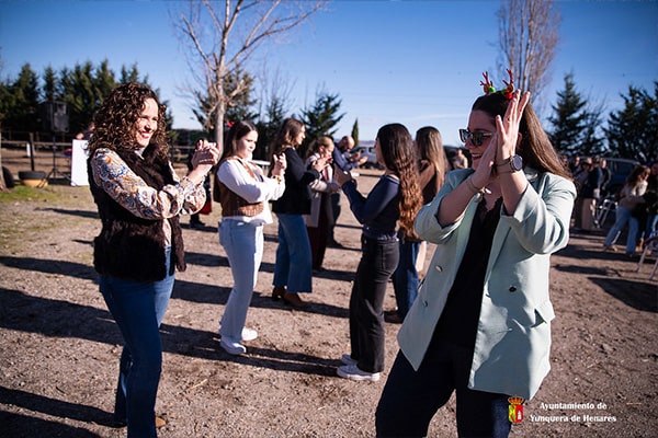 tarde de celebración en El Centro Hípico Las Espuelas con el vermú organizado por la Asociación Semilla Rociera.