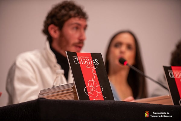 Emotiva presentación del libro "Cuerdas al aire"