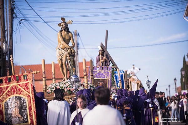 Numerosa participación de fieles en la procesión de los “Pasos” en Yunquera de Henares