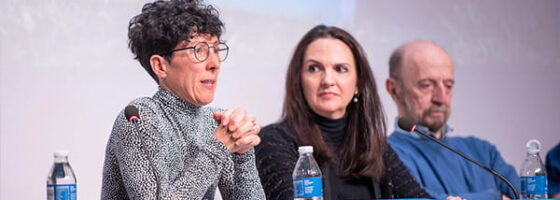 Ayer por la tarde, el Centro Cultural Miguel de Cervantes acogió la presentación y firma del libro “El día que me volví pequeña”, de la escritora Marta Dongil, una obra que aborda emociones, maternidad, resiliencia y autismo.