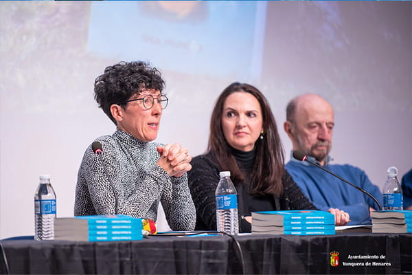 Ayer por la tarde, el Centro Cultural Miguel de Cervantes acogió la presentación y firma del libro “El día que me volví pequeña”, de la escritora Marta Dongil, una obra que aborda emociones, maternidad, resiliencia y autismo.