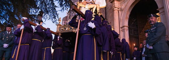 La procesión de los "Pasos" del Jueves Santo reúne a multitud de yunqueranos