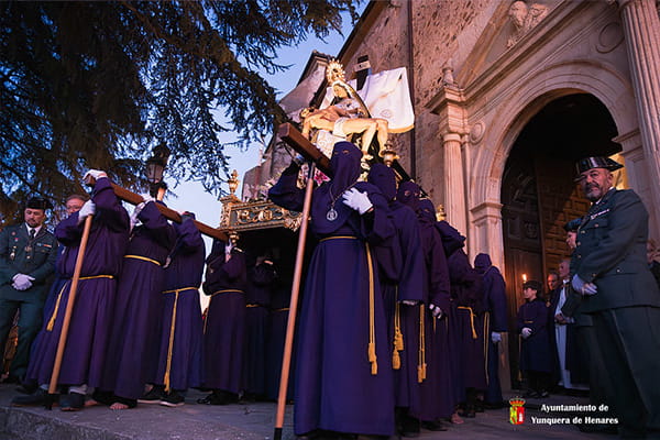 La procesión de los "Pasos" del Jueves Santo reúne a multitud de yunqueranos