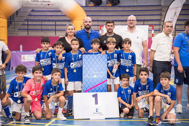 Los clubes deportivos de Yunquera de Henares volvieron a demostrar el excelente momento que atraviesa el deporte base local al lograr un total de ocho reconocimientos durante la gala de clausura del Campeonato Provincial de Deporte en Edad Escolar, celebrada en la tarde de ayer en el pabellón de Villanueva de la Torre.