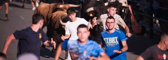 Los toros de Alcurrucen y Fuenterroble protagonizan un multitudinario primer encierro