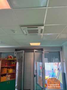 ha instalado dos nuevos equipos de climatización en el Centro de Atención a la Infancia (CAI) Municipal, una actuación financiada íntegramente con fondos municipales que completa la dotación de este servicio.