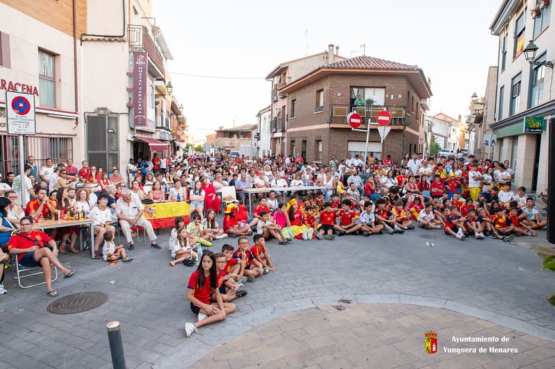 Cientos de yunqueranos y visitantes vibran en la Puerta del Sol con la victoria de España en el Mundial