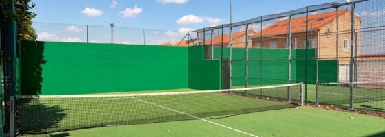 mantenimiento y puesta a punto de las pistas de pádel en El Jaenal