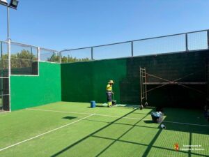 mantenimiento y puesta a punto de las pistas de pádel en El Jaenal