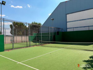 mantenimiento y puesta a punto de las pistas de pádel en El Jaenal