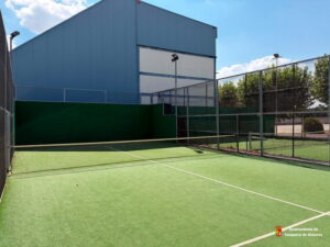 mantenimiento y puesta a punto de las pistas de pádel en El Jaenal