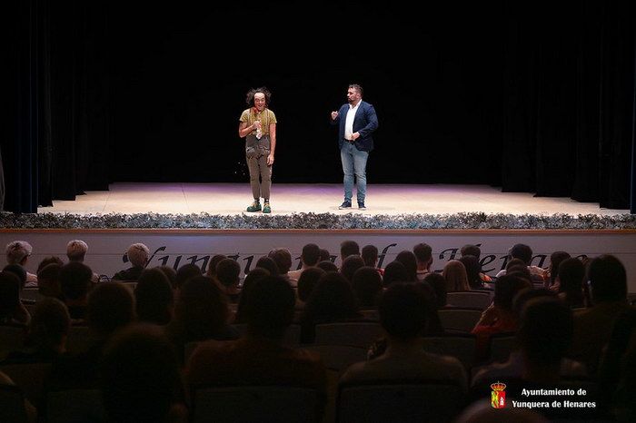 "El Loco Show de Manolo Costa y Mindanguillo" llena de magia y humor el Centro Cultural "Miguel de Cervantes"