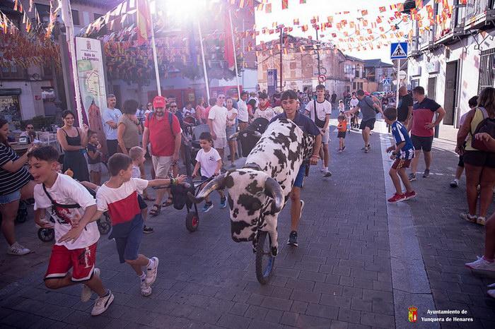 Grandes y pequenos se lo pasaron en grande en el encierro de carretones
