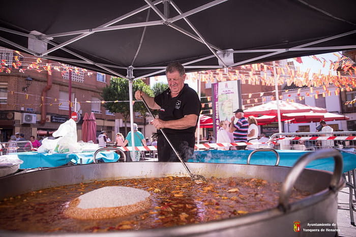 La paella popular reune a vecinos de Yunquera de Henares