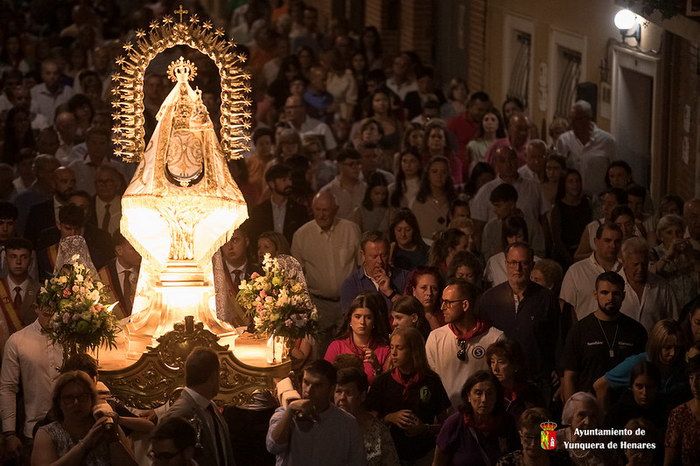 Procesión con la imagen de Nuestra Señora la Virgen de la Granja en el Día de La Función