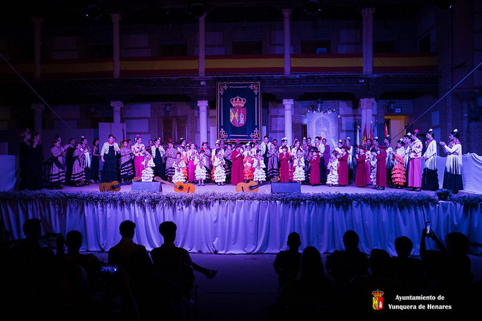 Semilla Rociera y Esencia cierran la Semana Cultural con un lleno en el Palacio de los Mendoza