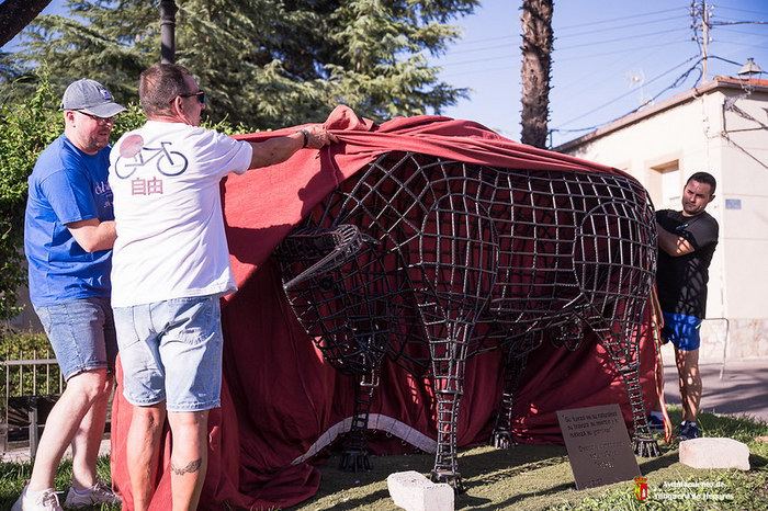 Yunquera inaugura una nueva escultura en forma de toro
