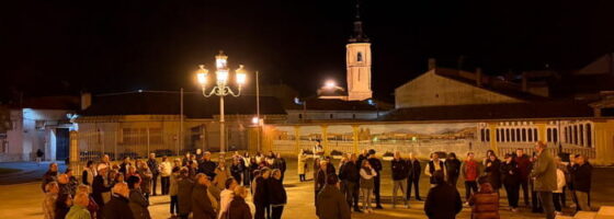 El patio del Palacio de los Mendoza ha acogido hoy, a las 20:00 horas, un minuto de silencio en memoria de las víctimas del accidente ferroviario ocurrido en Toledo