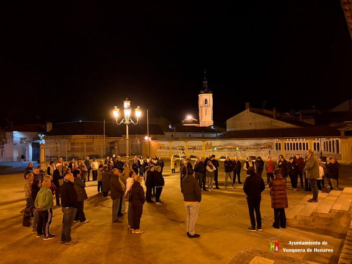 El patio del Palacio de los Mendoza ha acogido hoy, a las 20:00 horas, un minuto de silencio en memoria de las víctimas del accidente ferroviario ocurrido en Toledo